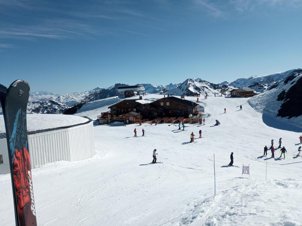 Le Chamois Des Alpages De Reberty Ski Au Pied 圣马丁德贝尔维尔 外观 照片